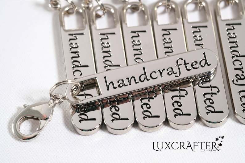 Puede incluir: Llaveros de plata con un cierre de langosta de plata. Cada llavero tiene una etiqueta de plata con la palabra "handcrafted" grabada.
