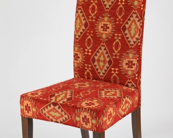 Può includere: Una sedia da pranzo rossa con rivestimento in tessuto a motivi geometrici e gambe in legno marrone scuro.