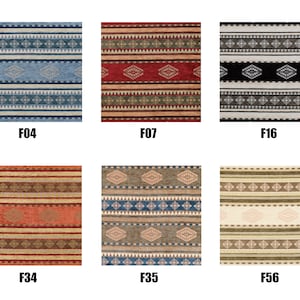 Puede incluir: Seis alfombras diferentes con dise&ntilde;os geom&eacute;tricos en varios colores, incluyendo azul, rojo, negro, marr&oacute;n y beige. Las alfombras est&aacute;n etiquetadas con los c&oacute;digos F04, F07, F16, F34, F35 y F56.