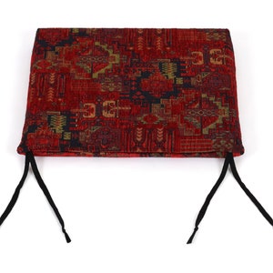 Peut inclure: Coussin rouge et noir &agrave; motifs avec des liens noirs. Le coussin pr&eacute;sente un motif g&eacute;om&eacute;trique avec des accents rouges, noirs et dor&eacute;s.