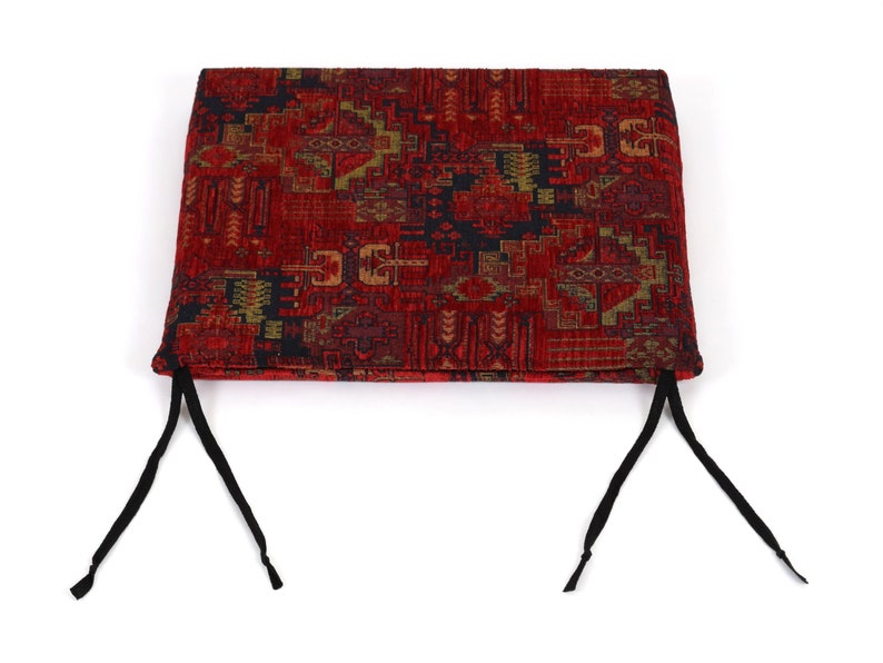 Peut inclure: Coussin rouge et noir &agrave; motifs avec des liens noirs. Le coussin pr&eacute;sente un motif g&eacute;om&eacute;trique avec des accents rouges, noirs et dor&eacute;s.