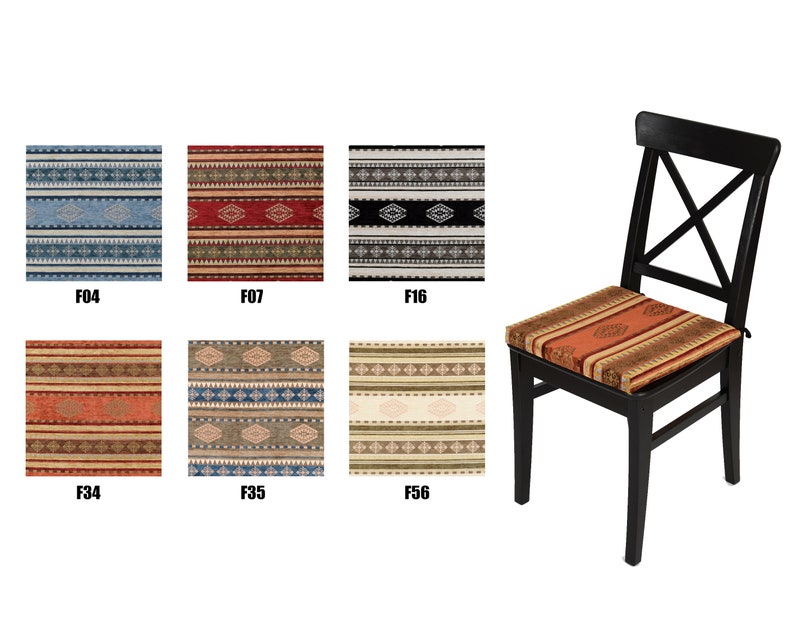Puede incluir: Una silla de madera negra con un coj&iacute;n de asiento estampado. El coj&iacute;n tiene un dise&ntilde;o geom&eacute;trico con colores rojo, naranja, marr&oacute;n y beige. La silla tiene un respaldo en forma de cruz.