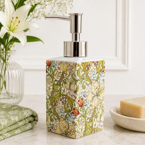 William Morris Golden Lily tvålpump porslin 200 ml 7oz liljor fantasiblommor flytande pump handdekorerad Storbritannien