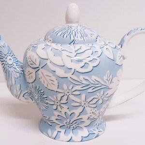 Teiera blu pizzo 20 fl oz Fine Bone China fiori blu e bianchi floreali decorati a mano Regno Unito