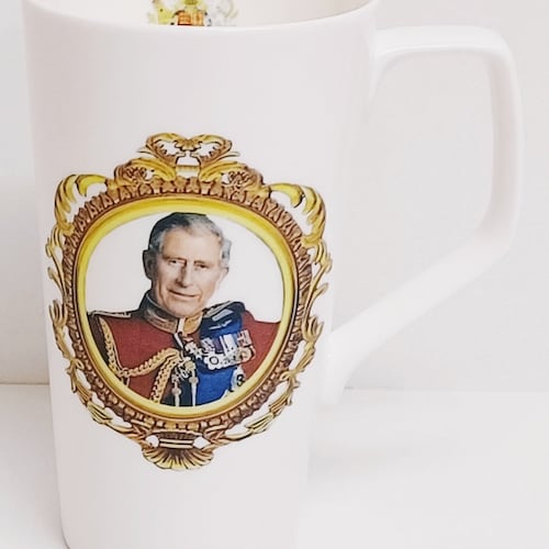 Portmeirion Inicio & Regalos Spode King Charles III Coronation Taza Individual 11.5 Fl Oz Patrón Azul Y Blanco Fabricado En El Reino Unido