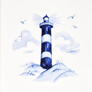 Può includere: Dipinto ad acquerello di un faro nei toni del blu e del bianco. Il faro presenta strisce blu e bianche alternate, con una luce che emana dalla sommità. L'immagine include nuvole e gabbiani, evocando un tema costiero.