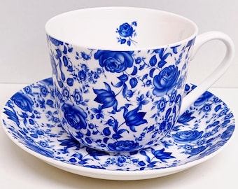 Ensemble de petites tasses et soucoupes pour petit-déjeuner Jumbo bleu de Delft en porcelaine tendre décorée à la main de fleurs bleues, Royaume-Uni