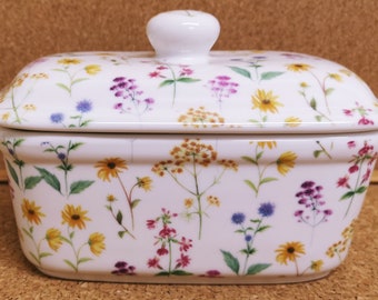 Pojemnik na masło z kwiatami łąkowymi Fine Bone China Multi Bright Floral Pojemnik ręcznie dekorowany w Wielkiej Brytanii