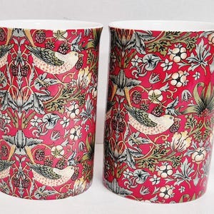 William Morris Jordgubbstjuv Röda Muggar Set med 2 Benporslin 340ml Windsor Fantasty Trapestry Arts Crafts Handdekorerade Storbritannien
