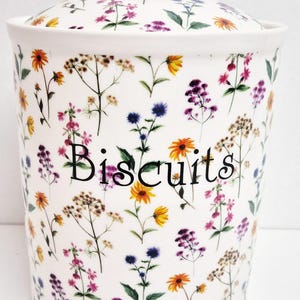 Grande boîte à biscuits Fleurs des prés en porcelaine fine de 2 litres Pot tonneau de fleurs florales lumineuses de 2 litres décoré à la main Royaume-Uni