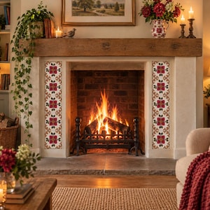 Può includere: Un camino con una mensola in legno rustico e due colonne verticali di piastrelle in ceramica decorative. Le piastrelle mostrano un motivo floreale ripetitivo nei toni del rosa scuro, verde e marrone. Una griglia in metallo nero contiene un fuoco.