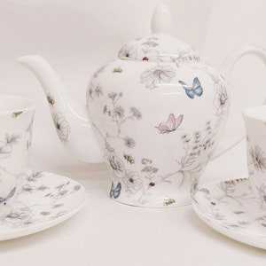 Secret Garden Tee Set für Zwei Fine Bone China Blumen Schmetterlinge Bienen Floral 1 Kleine Teekanne 2 Tassen & 2 Untertassen