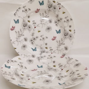 Secret Garden Set van 2 borden 8.7 "22cm Fijn bot China Diepe soep Pasta bloemen Vlinders Bijen Hand versierd UK