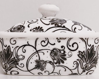 Mantequera parisina negra de porcelana china con diseño floral en espiral, decorada a mano en el Reino Unido.