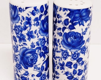 Ensemble sel et poivre bleu de Delft rond en porcelaine fleurs bleues pots floraux décorés à la main Royaume-Uni