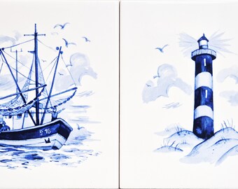 Lot de 2 carreaux bateau de pêche en mer et phare guide 15 x 15 cm 6 po. Style de Delft bleu blanc nautique bord de mer décoratif décoré à la main Royaume-Uni