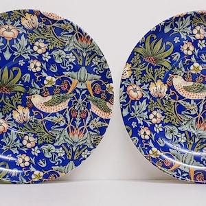 Pode incluir: Duas canecas de cerâmica azul e dois pires de cerâmica azul combinando com um padrão floral com pássaros e folhas.