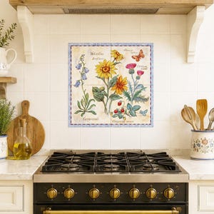 Può includere: Un murale di piastrelle quadrate con un'illustrazione botanica di girasoli gialli, campanule blu, cardi rosa e fragole rosse. Il design include etichette di testo scritte a mano per ogni specie vegetale e una piccola farfalla arancione.