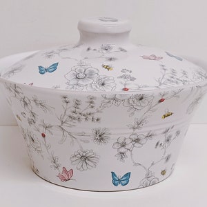 Secret Garden Casserole with Lid 1 Litre 35 oz Flowers Butterflies Bees Oven to Table Dish Hand Decorated UK