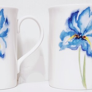 Blå Irismuggar i benporslin, set med 2, vacker blommig akvarell, 300 ml, Windsor-muggar, handdekorerade, Storbritannien