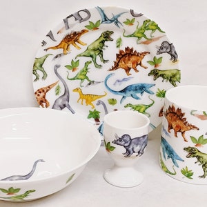 Dinosaurussen ontbijtset 4-delig bord 6,7&quot; 17 cm mok kom eierdopje fijn bot China kinderen kinderen set dino&#39;s collage handgedecoreerd UK