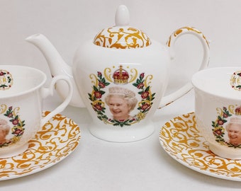 HM Queen Elizabeth II Platinum Jubilee Tea Set Fine Bone China Small Teapot 2 Cups 2 Saucers Hand Decorated in UK