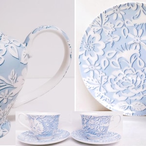 Set da tè blu in pizzo per due teiera in porcellana fine da 20 fl oz, 2 tazze da tè e 2 piattini, blu chiaro e bianco, decorato a mano con motivi floreali nel Regno Unito