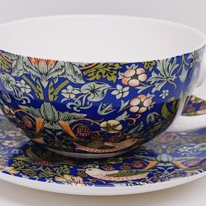 William Morris Strawberry Thief Blaue Tasse & Untertasse 300 ml Bone China Cappuccino Set Jugendstil-Stil Handdekoriert UK