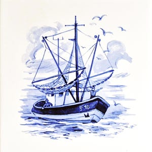 Op de afbeelding: Blauwe en witte nautische illustratie van een vissersboot op zee. De boot heeft een mast, zeilen en een net. Het nummer "S 16" staat op de boot. Verschillende zeemeeuwen vliegen in de lucht.