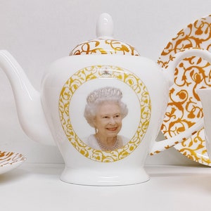 In Loving Memory HM Queen Elizabeth II 1926-2022 Tea Set Fine Bone China Small Teapot 2 Cups 2 Saucers Hand Decorated UK