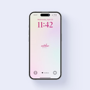 以下が含まれることがあります： ピンク、緑、白のパステルカラーのグラデーション背景のスマートフォン。画面には日付、時刻、筆記体フォントで「october opal」というテキストが表示されています。電話には黒いフレームが付いています。