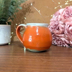 Handgemachte orange und weiße Keramikbecher