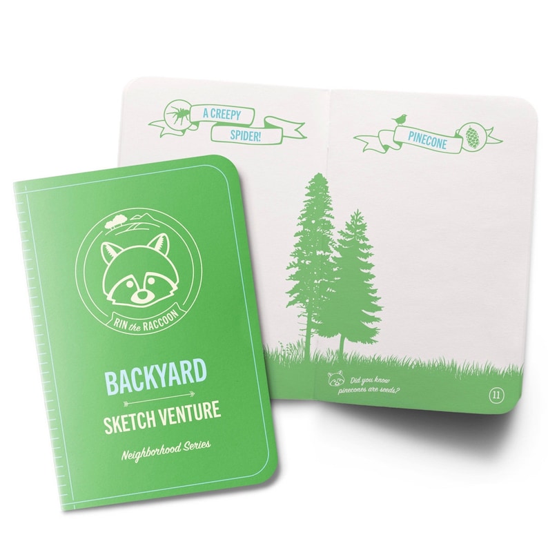 Peut inclure: Un carnet de croquis &agrave; couverture rigide de couleur verte, ferm&eacute;, avec une illustration de raton laveur sur la couverture avant. Le titre "Backyard Sketch Venture" est imprim&eacute; en blanc sur la couverture. Le texte "Neighborhood Series" est imprim&eacute; en blanc sous le titre. La couverture arri&egrave;re du carnet de croquis est ouverte et montre un dessin de deux pins et le texte "Saviez-vous que les pommes de pin sont des graines ?" imprim&eacute; en vert.