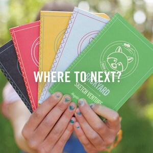 Peut inclure: Un ensemble de cinq carnets de croquis color&eacute;s avec une illustration de raton laveur sur la couverture verte. Le texte sur la couverture verte indique "Backyard Sketch Venture" et "Where to Next?"