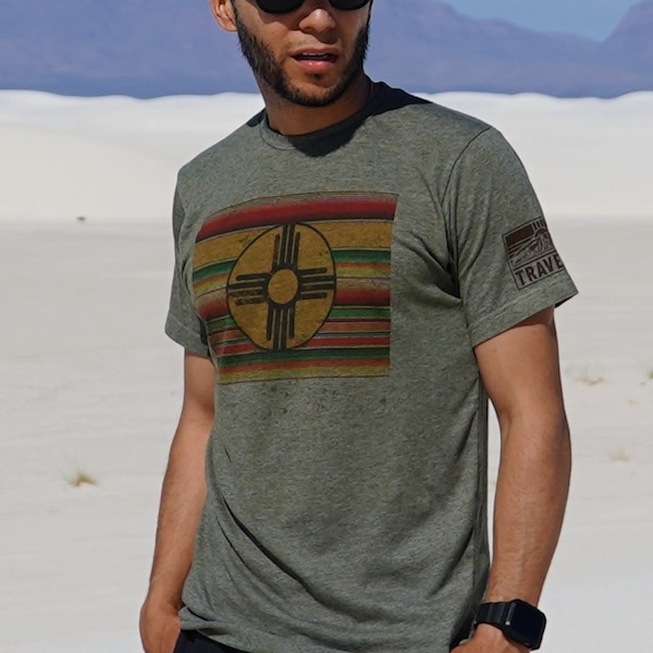 Koszulka New Mexico T-Shirt, miękka, oddychająca, odprowadzająca wilgoć, nowoczesna koszulka w kroju, wzór flagi Serape, koszulka dla entuzjastów Zia, kup w małych rozmiarach