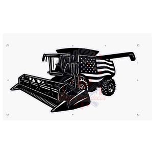 Może przedstawiać: Czarna metalowa sylwetka kombajnu z amerykańskim wzorem flagi. Obraz przedstawia szczegółowy kontur maszyny rolniczej, w tym nagłówek, koła i kabinę. Wzór flagi jest wkomponowany w bok kombajnu.