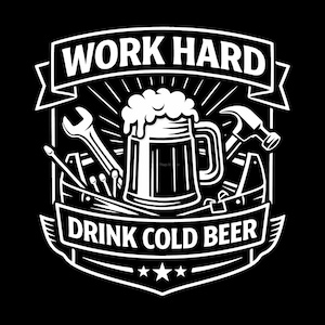 Puede incluir: Diseño gráfico en blanco y negro con el texto "WORK HARD DRINK COLD BEER". El diseño presenta una jarra de cerveza, herramientas y una pancarta. Adecuado para una camiseta o un póster.