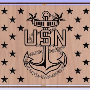 Peut inclure: Une plaque en bois avec une ancre noire et les lettres "USN" entourées d'un cercle d'étoiles.