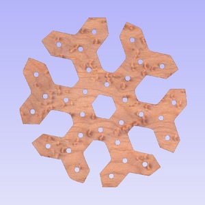 Puede incluir: Un adorno de copo de nieve de madera con un patrón de veta de madera marrón y blanco. El copo de nieve tiene una forma hexagonal con seis puntas y está decorado con pequeños agujeros.