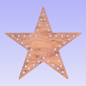 Op de afbeelding: Een houten stervormige ornament met een natuurlijke houten afwerking en meerdere gaten die er doorheen zijn geboord.