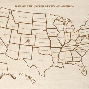 Può includere: Un disegno a linea marrone di una mappa degli Stati Uniti d'America con ogni stato etichettato con il suo nome e la sua abbreviazione. La mappa è su uno sfondo marrone chiaro.
