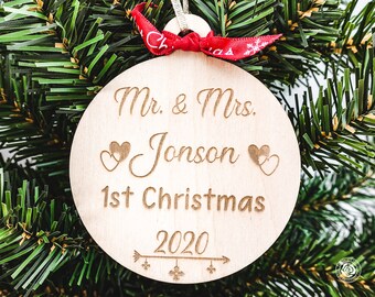 Décoration personnalisée pour le premier Noël de M. et Mme gravée à l'eau-forte, décoration de premier Noël ensemble, décoration de Noël en bois personnalisée pour jeunes mariés