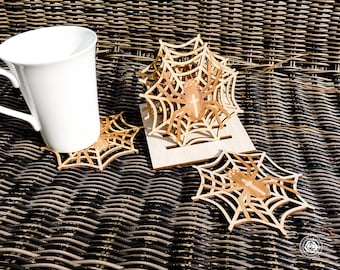 Pode incluir: Quatro  tábuas de madeira com um design de teia de aranha e uma aranha no centro. As tábuas são feitas de madeira marrom claro e têm um acabamento natural.