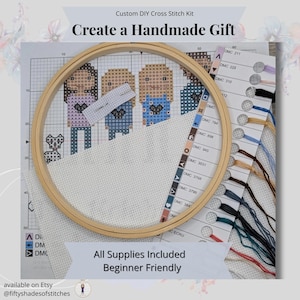 Peut inclure: Un kit de point de croix DIY avec un motif pr&eacute;-imprim&eacute; d'une famille de quatre personnes. Le kit comprend tous les accessoires n&eacute;cessaires pour r&eacute;aliser le projet, y compris du fil &agrave; broder, une aiguille et un cerceau. Le kit est adapt&eacute; aux d&eacute;butants et est disponible sur Etsy.