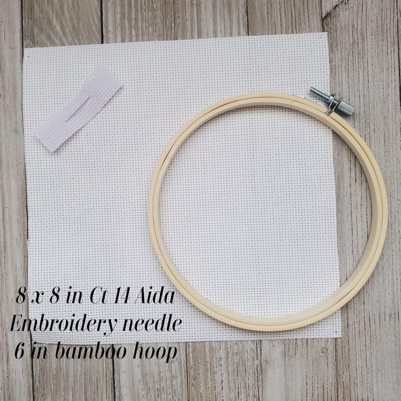 Peut inclure: Un morceau de tissu Aida de 14 fils de 20,3 x 20,3 cm, un cerceau &agrave; broder en bambou de 15,2 cm de diam&egrave;tre et une aiguille &agrave; broder.