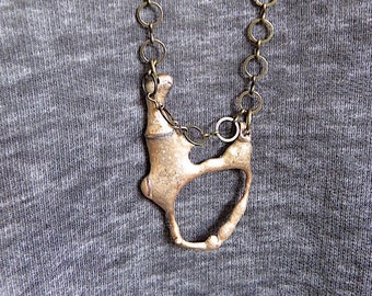 Pendentif en bronze coulé, patiné, bijou unique.