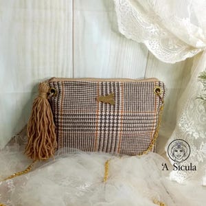 Beige plaid tweed shoulder bag, side tassel, gold chain