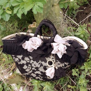 Borsa donna in paglia con pizzo nero e fiori in seta
