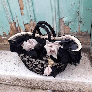 Borsa donna in paglia con pizzo nero e fiori in seta