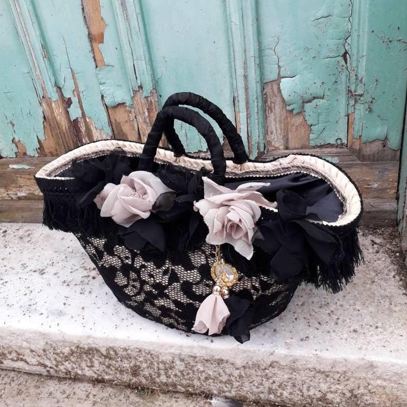 Borsa donna in paglia con pizzo nero e fiori in seta